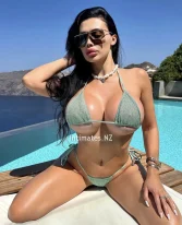 Amanda - Effortless charm at 25 with  eyes and Black flair