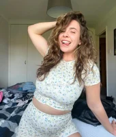 Samantha Martinwood - Effortless charm at 32 with  eyes and  flair - Radiant confidence